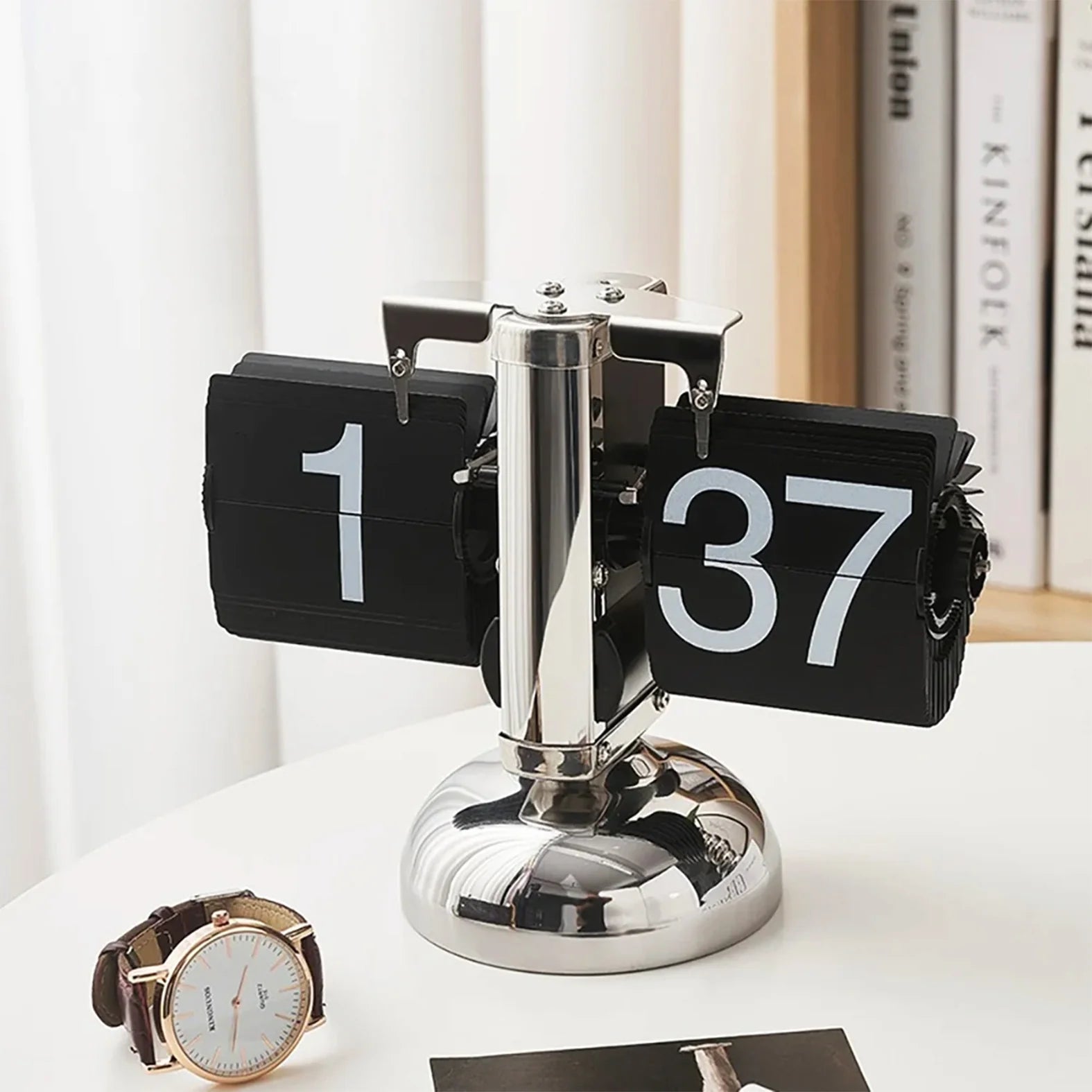 Battery-powered Vintage Auto Flip Clock for a desk or shelf