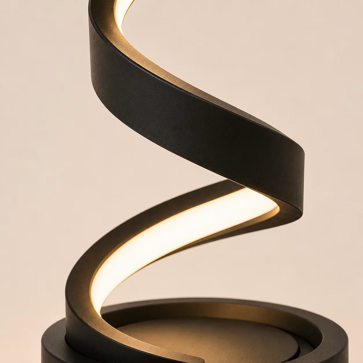 Spiral sculptural table lamp – product view 3