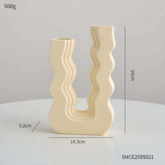 Open U-shaped centre of the Wavy Wonder Vase
